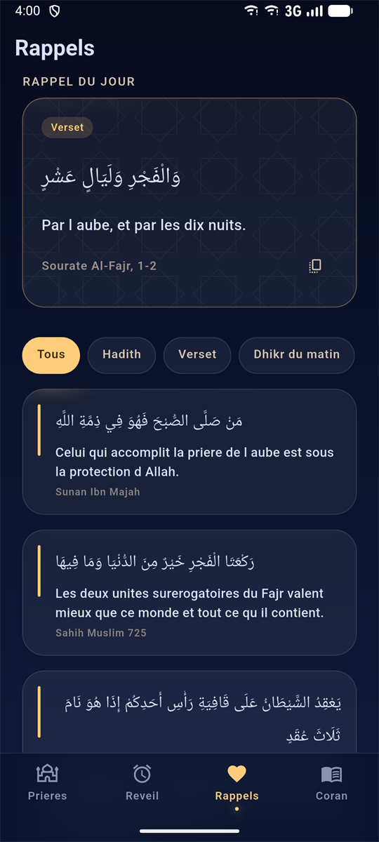 Écran des rappels : un verset de la sourate Al-Fajr et des hadiths sur la prière de l'aube.
